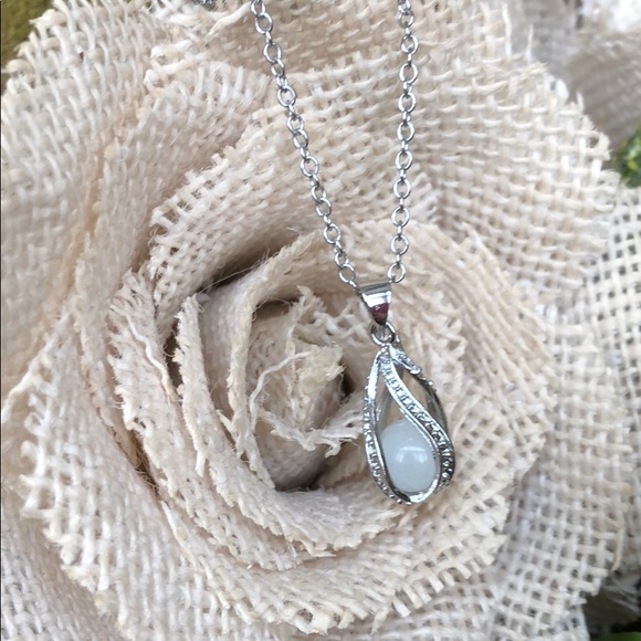 Glow in the dark Necklace - Picture 3 of 4